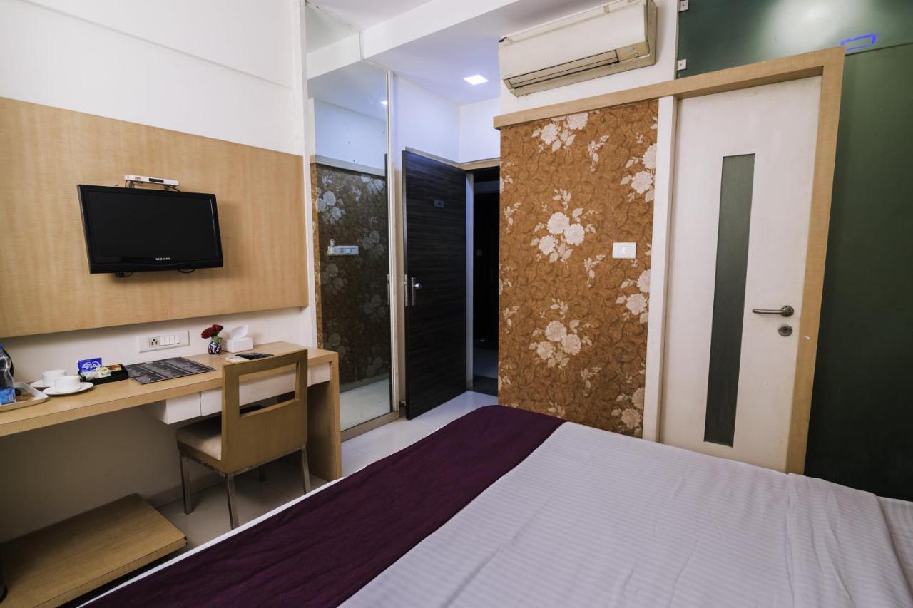 Hotel Monarch Guestline In Midc Rabale, Navi Mumbai Esterno foto