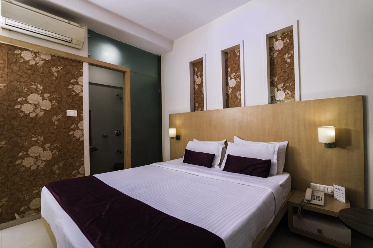 Hotel Monarch Guestline In Midc Rabale, Navi Mumbai Esterno foto